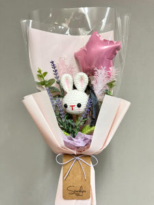 Crochet bouquet: Animal with graduation hat with artificial flowers